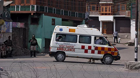 ശസ്ത്രക്രിയകള് നീട്ടുന്നു, അവശ്യ മരുന്നുകള്ക്ക് ക്ഷാമം, ആശുപത്രിയില് എത്താനുമാകുന്നില്ല ;കശ്മീരില് രോഗികള് കടുത്ത ദുരിതത്തില്