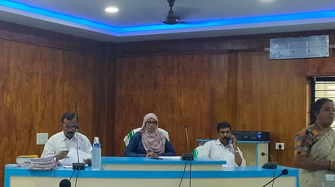 ഫ്ളാറ്റുടമകള്ക്ക് അനുകൂലമായി നഗരസഭയില് പ്രമേയം; സംസ്ഥാന സര്ക്കാര് പുഃനപരിശോധന ഹര്ജി നല്കണമെന്ന് ഭരണപക്ഷം