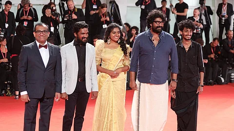 സാരിയില് നിമിഷ, മുണ്ടുടുത്ത് ജോജുവും അഖിലും; വെനീസില് മലയാളത്തിന് അഭിമാനമായി സനല്കുമാറിന്റെ ‘ചോല’