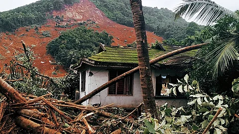 കവളപ്പാറ ദുരന്തം കഴിഞ്ഞ് ഒരു മാസം; ആശ്രിതര്ക്ക് ധനസഹായം വൈകുന്നു; പുത്തുമലയില് ലഭിച്ചത് 40 ശതമാനം പേര്ക്ക് മാത്രം