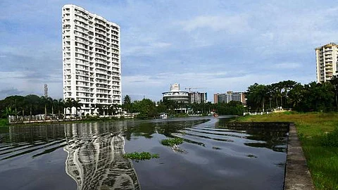 ‘വേമ്പനാട് തീരത്തെ 628 നിര്മ്മാണങ്ങള് പൊളിക്കും’; വീഴ്ച്ച വരുത്തിയ ഉദ്യോഗസ്ഥര്ക്കെതിരെ നടപടിയെന്ന് സര്ക്കാര് ഹൈക്കോടതിയില്