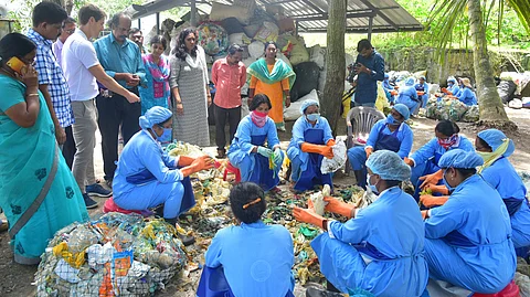 റോഡ് നിര്മ്മാണത്തിന് 26000 കിലോ പ്ലാസ്റ്റിക് ; സര്ക്കാരിന്റെ ‘ശുചിത്വ സാഗരത്തിന്’ രണ്ട് വയസ്സ്