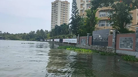 മരടിലെ ഫ്ളാറ്റുകളുടെ ബലം പരിശോധിക്കുന്നു; നടപടി തകര്ക്കാനുള്ള സ്ഫോടക വസ്തുവിന്റെ അളവ് കണക്കാക്കാന്