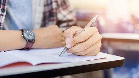 എംബിബിഎസ് കോപ്പിയടി: പരീക്ഷാഹാളില് വാച്ചിന് വിലക്ക്; കടുത്ത നിയന്ത്രണങ്ങളുമായി സര്വകലാശാല