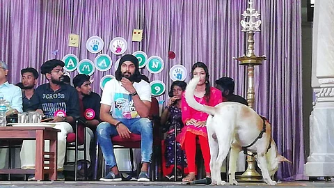 ‘വലിഞ്ഞുകേറി വന്നതല്ല, വീരന് ക്ഷണിക്കപ്പെട്ട അതിഥി’ ; വേദിയില് നായയെ കയറ്റിയെന്ന അധ്യാപികയുടെ വിമര്ശനത്തില് 18ാം പടി നായകന്