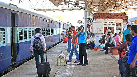 സാമ്പത്തിക മാന്ദ്യത്തില് ഉലഞ്ഞ് ഇന്ത്യന് റെയില്വേ; രണ്ടാം പാദത്തില് മാത്രം 4,000 കോടിയുടെ ഇടിവ്