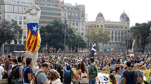 കാറ്റലോണിയന് സ്വാതന്ത്ര്യനായകര്ക്ക് തടവുശിക്ഷ; ബാഴ്സലോണയില് വന് പ്രക്ഷോഭം