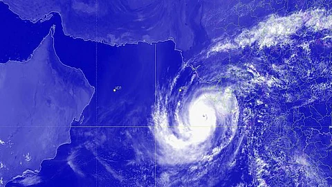 ‘മഹ’ അതിതീവ്രമാകും; എട്ട് മണിക്കൂര് ശക്തമായ മഴ; 10 ജില്ലകളില് ഓറഞ്ച് അലര്ട്ട്