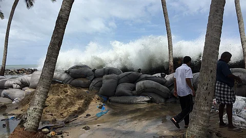 വീശിയടിച്ച് മഹാ; എറണാകുളത്ത് കടല്ക്ഷോഭം രൂക്ഷം; നാല് താലൂക്കില് അവധി