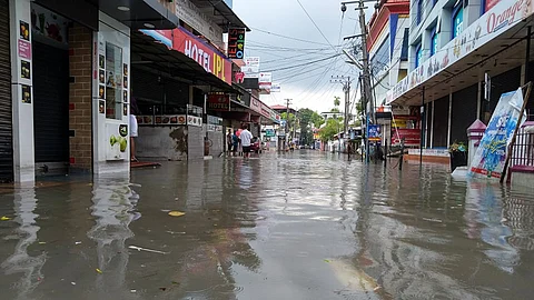 ‘കൊച്ചിന് കോര്പ്പറേഷന് പിരിച്ചുവിടാത്തത് എന്ത് കൊണ്ട്?’; വെള്ളക്കെട്ടില് രൂക്ഷവിമര്ശനവുമായി ഹൈക്കോടതി