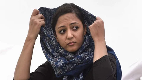 തെരഞ്ഞെടുപ്പ് രാഷ്ട്രീയം വിടുന്നതായി ഷെഹ്ല റാഷിദ് ;’അത് ഇന്ത്യ ഇപ്പോഴും ജനാധിപത്യമാണെന്ന് ലോകത്തെ ബോധ്യപ്പെടുത്താനുള്ള തട്ടിപ്പ്’