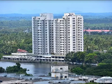 മരട്: രണ്ട് കോടി ആവശ്യപ്പെട്ടയാള്ക്ക് 25 ലക്ഷം; സത്യവാങ്മുലം വേണ്ട, ആധാരവും പണം കൊടുത്ത രേഖകളും മതിയെന്ന് സമിതി