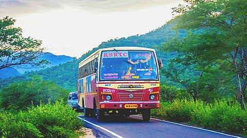 വീട്ടുകാരെത്താന് വൈകി; അര്ധരാത്രി പെണ്കുട്ടിക്ക് തുണയായി നിന്ന് കെഎസ്ആര്ടിസി ജീവനക്കാര്