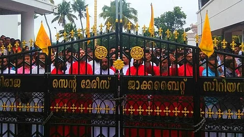 ‘ബന്ധുക്കളായാലും ഓര്ത്തഡോക്സ് അച്ചന്മാരെ വീട്ടില് കയറ്റരുത്’; കുടുംബചടങ്ങുകളിലേക്കും വിലക്ക് വ്യാപിപ്പിച്ച് യാക്കോബായ സഭ