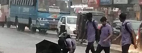 റോഡിന് നടുവിലെ വെള്ളക്കെട്ടില് കാലില്ലാത്ത യാചകന്; നാട്ടുകാര് നനയാന് മടിച്ചപ്പോള് രക്ഷിച്ചത് സ്കൂള് വിദ്യാര്ത്ഥികള്