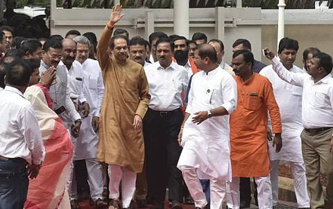 169 എംഎല്എമാരുടെ പിന്തുണയില് വിശ്വാസ വോട്ട് നേടി ത്രികക്ഷി സഖ്യം, വന്ദേമാതരം ആലപിച്ചില്ലെന്ന് ഫഡ്നാവിസ്, ശേഷം ഇറങ്ങിപ്പോക്ക്