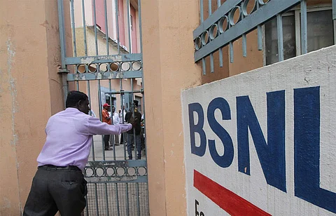 ബിഎസ്എന്എല്: രാജ്യത്ത് മാസങ്ങളായി ശമ്പളമില്ലാതെ ഒരു ലക്ഷത്തോളം പേര്; കേരളത്തില് 8076 കുടുംബങ്ങള് പ്രതിസന്ധിയില്