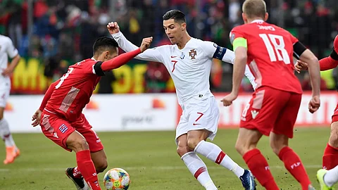 ഒരു ഗോള് അകലെ റൊണാള്ഡോയുടെ സെഞ്ചുറി; മത്സരത്തിനിടെ മെസ്സി, മെസ്സി വിളികളുമായി ലക്സംബര്ഗ് ആരാധകര്