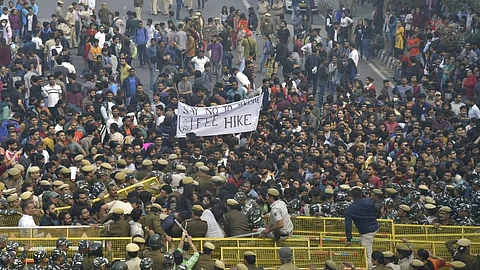 ഫീസ് വര്ധനയ്ക്കെതിരെ പ്രക്ഷോഭം; ജെഎന്യു വിദ്യാര്ത്ഥികള് കേന്ദ്ര മന്ത്രിയെ തടഞ്ഞുവെച്ചു