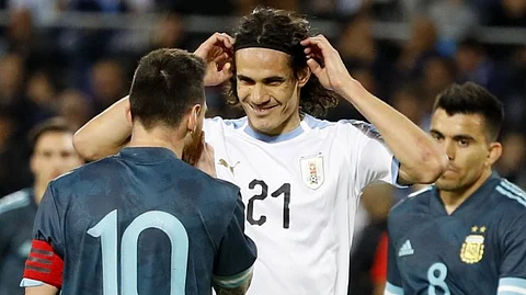 മെസ്സിയും കവാനിയും തമ്മിൽ മത്സരത്തിനിടെ വാക്കേറ്റം; തല്ലി തീർക്കാമെന്ന് കവാനി, അങ്ങനെയാവട്ടെ എന്ന് മെസ്സി