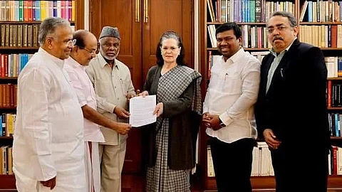 ‘ന്യൂനപക്ഷ വിഷയങ്ങളില് കോണ്ഗ്രസിന് മൃദുഹിന്ദുത്വ നിലപാട്’; മുസ്ലീം ലീഗ് നേതാക്കള് സോണിയാ ഗാന്ധിയെ കണ്ടു