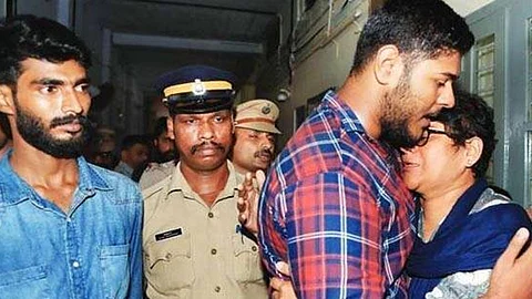 ലഘുലേഖ പിടിച്ചതുകൊണ്ട് മാവോയിസ്റ്റാകില്ലെന്ന് യുഎപിഎ സമിതി അധ്യക്ഷന്, കൂടുതല് പേരിലേക്ക് അന്വേഷണമെന്ന് പൊലീസ്