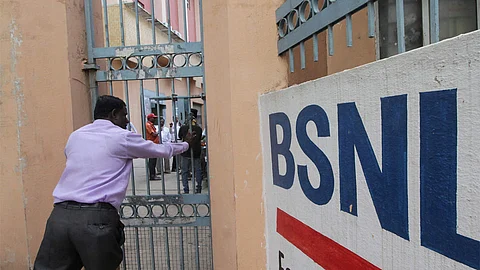 സ്വയം വിരമിക്കല്: അപേക്ഷ നല്കിയത് 75,000 ജീവനക്കാര്; ബിഎസ്എന്എല് കടുത്ത പ്രതിസന്ധിയിലേക്ക്