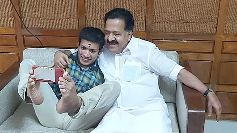 കാല് ക്ലിക്കില് പ്രതിപക്ഷ നേതാവിനെയും പകര്ത്തി പ്രണവ് ; ‘ഇനി മുതല് പരാതിപ്പെടാന് ഒരവകാശവും ഇല്ലെന്ന’ അനുഭവമെന്ന് കുറിപ്പ്