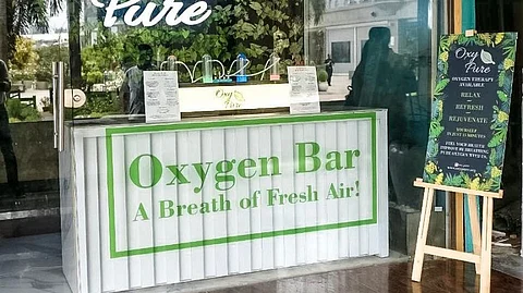 ഡൽഹിയിൽ പ്രാണവായു വില്പനയ്ക്ക്; ഓക്സിജന് ബാറില് 15 മിനുറ്റ് ശ്വസിക്കുന്നതിന് 300 രൂപ