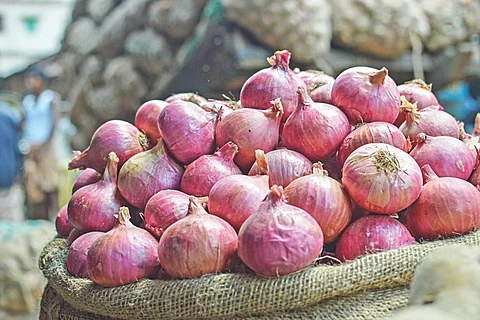 വിലക്കയറ്റം നിയന്ത്രിക്കാനാകുന്നില്ല, ഉള്ളിവില 100 കടന്നു ; ഒരു ലക്ഷം ടണ് ഇറക്കുമതി ചെയ്യാന് കേന്ദ്ര സര്ക്കാര്