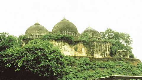 ‘ആ അഞ്ചേക്കര് വേണ്ട’; അയോധ്യാവിധിയില് പുനപരിശോധനാ ഹര്ജി നല്കാനൊരുങ്ങി മുസ്ലീം വ്യക്തിനിയമ ബോര്ഡ്
