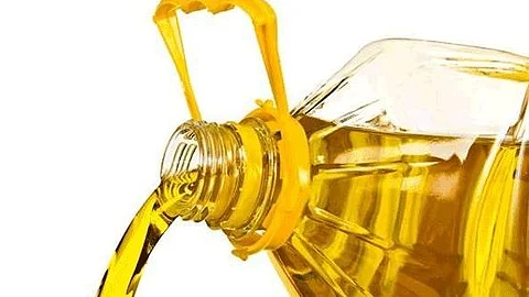 ഗുണനിലവാരമില്ലാത്ത വെളിച്ചെണ്ണ കമ്പനികള്ക്ക് പിഴ; പിടിയിലായവരില് ‘ശുദ്ധമായ തനിനാടന് വെളിച്ചെണ്ണ’യും