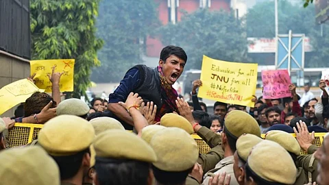 ജെഎന്യുവില് നിരോധനാജ്ഞ; വിദ്യാര്ത്ഥികളുടെ പാര്ലമെന്റ് മാര്ച്ച് തടഞ്ഞു; ക്യാംപസിന് മുന്നില് വന് പൊലീസ് സന്നാഹം