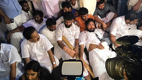 ‘എന്ത് നാട്? എന്ത് ജനാധിപത്യം?’; സര്ക്കാര് ഒത്താശയില് എസ്എഫ്ഐ നരനായാട്ട് നടത്തുകയാണെന്ന് ചെന്നിത്തല