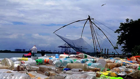പ്ലാസ്റ്റിക് നിരോധനത്തിന് ഇനി രണ്ട് ദിനം മാത്രം; ക്യാരി ബാഗുകള് മുതല് ഫ്ളക്സ് വരെ പുറത്ത്