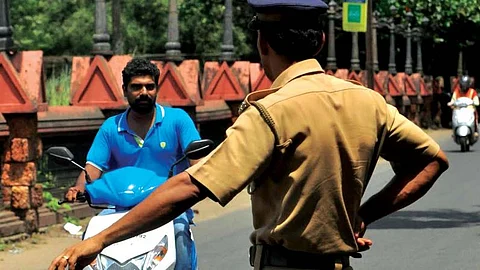 ട്രാഫിക് നിയമലംഘകര്ക്ക് സ്മാര്ട് പൂട്ട്; ഓടിച്ചിട്ടുപിടുത്തത്തെ വെല്ലുന്ന നീക്കവുമായി പൊലീസ്
