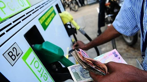 ഇന്ധനവില കുതിക്കുന്നു ; പെട്രോള് ഒരു വര്ഷത്തെ ഉയര്ന്ന നിരക്കില്, സംസ്ഥാനത്ത് 77 രൂപ കടന്നു