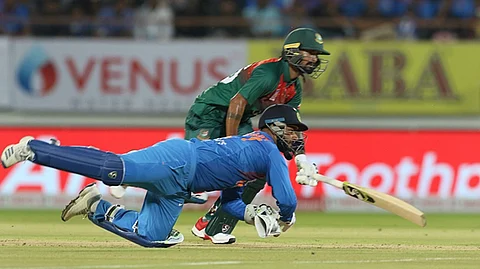 ‘ധോണിയെ കണ്ട് പഠിക്ക്’; പിഴവ് ചൂണ്ടി പന്തിനെതിരെ രൂക്ഷവിമര്ശനവുമായി ആരാധകര്