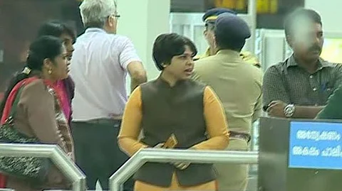 തൃപ്തി ദേശായിക്ക് സംരക്ഷണം നല്കാനാകില്ല, മടങ്ങണമെന്ന് പൊലീസ്, ദര്ശനം നടത്താതെ മടങ്ങില്ലെന്ന് പ്രതികരണം