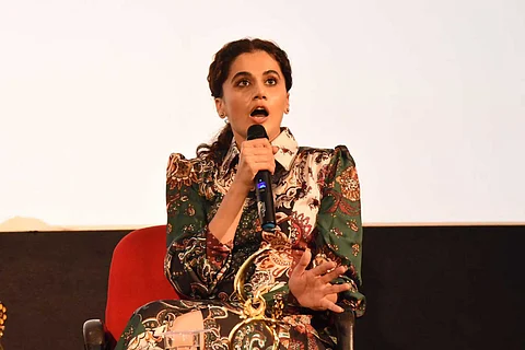 ഹിന്ദിയില് പറയണമെന്ന് സദസ്സില് നിന്നൊരാള് , തമിഴില് ആയാലോയെന്ന് തപ്സി പന്നു ; നിര്ബന്ധം പിടിച്ചയാളെ ഇരുത്തിയ മറുപടിക്ക് കയ്യടി