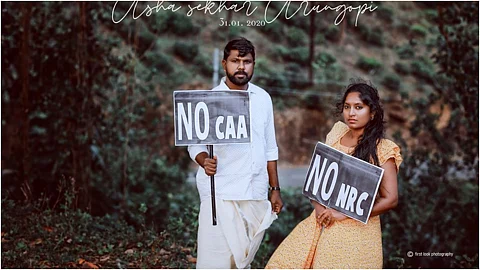 ‘സേവ് ദ കോണ്സ്റ്റിറ്റിയൂഷന്’; നോ സിഎഎ, എന്ആര്സി പ്ലക്കാര്ഡുകളുമായി പ്രീവെഡ്ഡിങ്ങ് ഫോട്ടോഷൂട്ട്