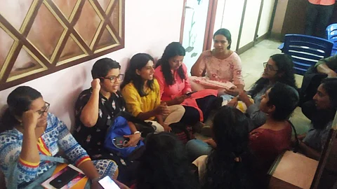 സദാചാര ആക്രമണപരാതി: വനിതാ മാധ്യമപ്രവര്ത്തകര് പ്രസ് ക്ലബ്ബ് ഉപരോധിച്ചു; സെക്രട്ടറിക്ക് ചാണകവെള്ളം