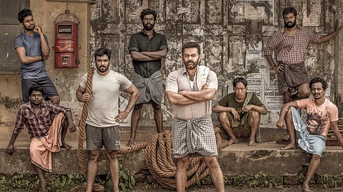 കൈലി മടക്കികുത്തി മാസ് ലുക്കില് ഇന്ദ്രജിത്തും പടയും; ‘വടംവലി’ക്കൊരുങ്ങി ആഹാ ഫസ്റ്റ് ലുക്ക്