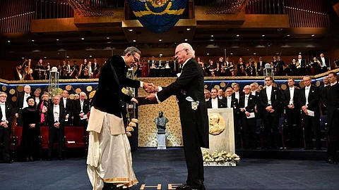 മുണ്ടുടുത്ത് നൊബേല് സ്വീകരണം; അഭിജിത്ത് ബാനര്ജി വേദിയിലെത്തിയത് ബംഗാളി വേഷത്തില്