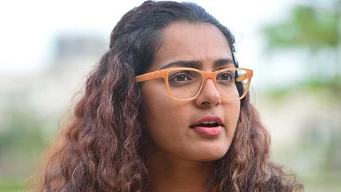 ‘ഭയം നട്ടെല്ലിലൂടെ അരിച്ചുകയറുന്നു’ ; പൗരത്വ ഭേദഗതി ബില്ലിനെതിരെ നടി പാര്വതി