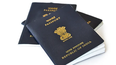 താമരചിഹ്നം ചേര്ത്താല് പാസ്പോര്ട്ടിന് ലഭിക്കുന്ന അധികസുരക്ഷയെന്ത് ?; പിന്വലിക്കണമെന്നാവശ്യപ്പെട്ട് പ്രതിഷേധം