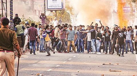 പൗരത്വബില്: അസമില് പ്രതിഷേധക്കാര്ക്ക് നേരെ പൊലീസ് വെടിവെയ്പ്; മൂന്നുപേര് കൊല്ലപ്പെട്ടു