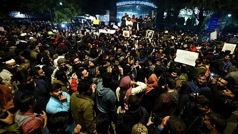 പൗരത്വനിയമം: ജാമിയയിലെ പൊലീസ് അതിക്രമത്തിനെതിരെ രാജ്യവ്യാപക പ്രതിഷേധം