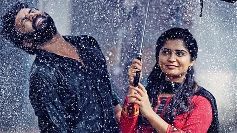 ‘മുല്ലേ മുല്ലേ ഉള്ളിന്നുള്ളില്’; പ്രണയക്കുടക്കീഴില് സണ്ണിവെയിനും ഗൗരിയും;അനുഗ്രഹീതന് ആന്റണിയിലെ പാട്ടിന്റെ വീഡിയോ ടീസര് പുറത്ത്