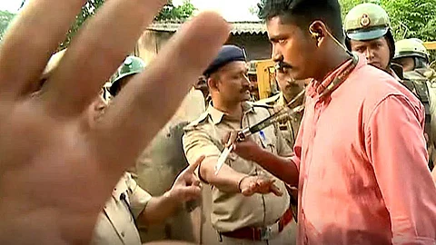 കുടിവെള്ളം പോലും കിട്ടാതെ ആറ് മണിക്കൂര് തടങ്കല്; മലയാളി മാധ്യമപ്രവര്ത്തകര്ക്കെതിരെ വ്യാജപ്രചാരണം തുടര്ന്ന് ബിജെപി